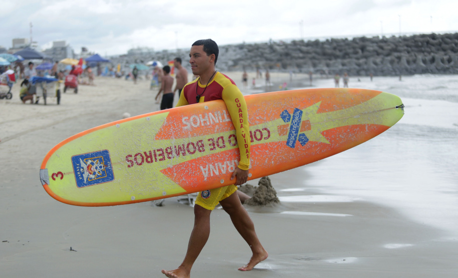 -Verão Maior Paraná: bombeiros resgatam mais de 900 pessoas em 40 dias no Litoral