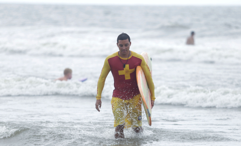 -Verão Maior Paraná: bombeiros resgatam mais de 900 pessoas em 40 dias no Litoral