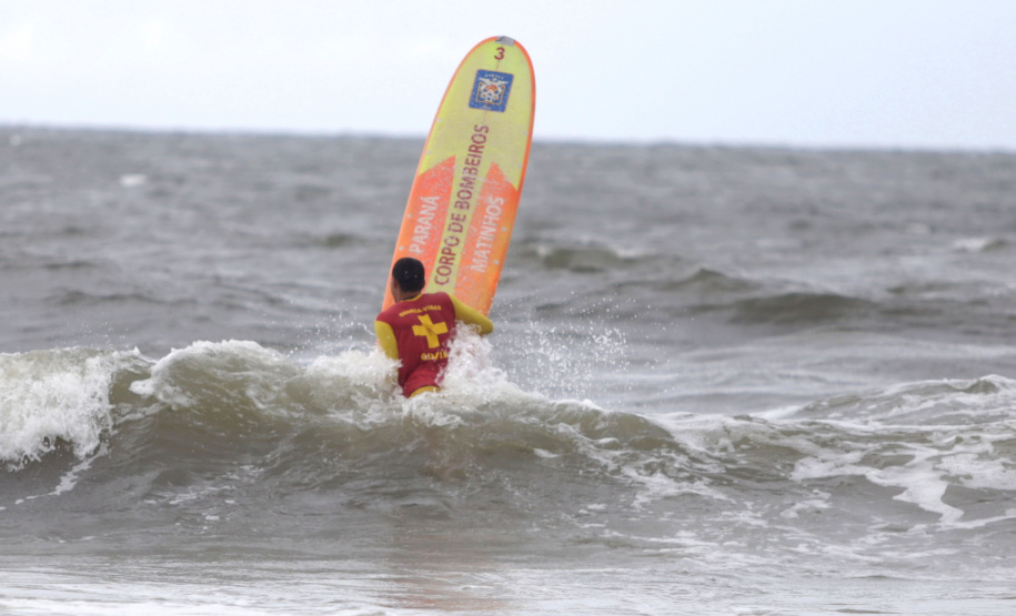 -Verão Maior Paraná: bombeiros resgatam mais de 900 pessoas em 40 dias no Litoral