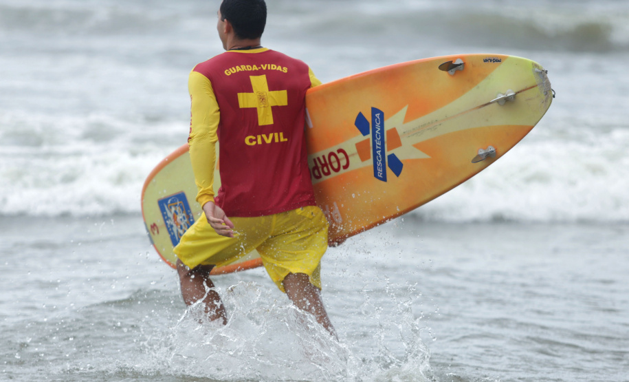-Verão Maior Paraná: bombeiros resgatam mais de 900 pessoas em 40 dias no Litoral