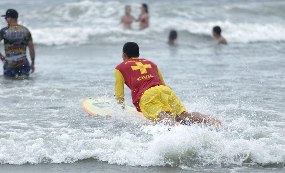 -Verão Maior Paraná: bombeiros resgatam mais de 900 pessoas em 40 dias no Litoral