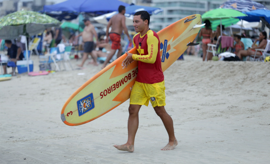 -Verão Maior Paraná: bombeiros resgatam mais de 900 pessoas em 40 dias no Litoral