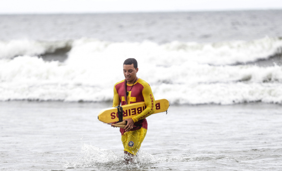 -Verão Maior Paraná: bombeiros resgatam mais de 900 pessoas em 40 dias no Litoral