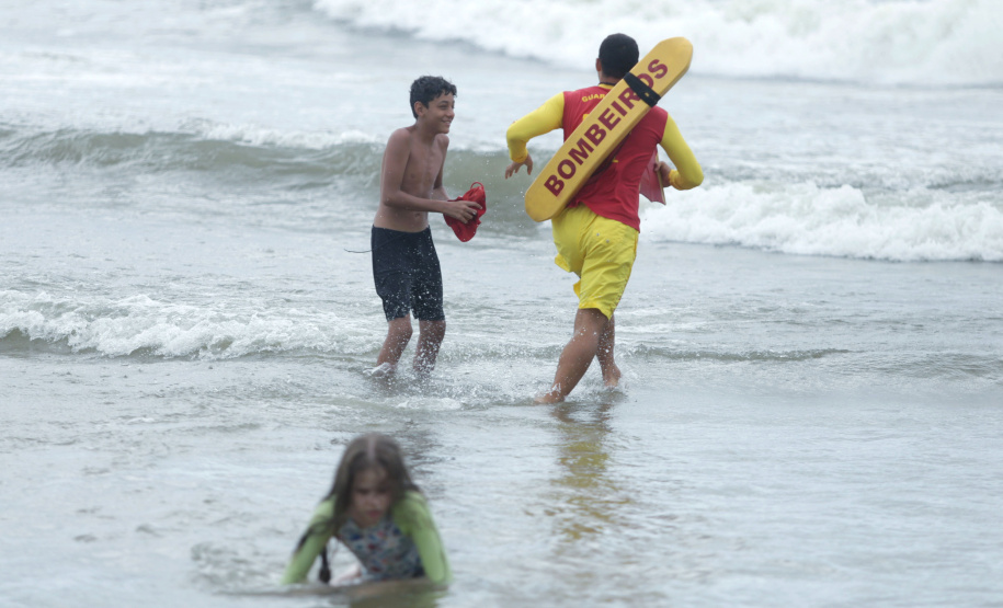 -Verão Maior Paraná: bombeiros resgatam mais de 900 pessoas em 40 dias no Litoral