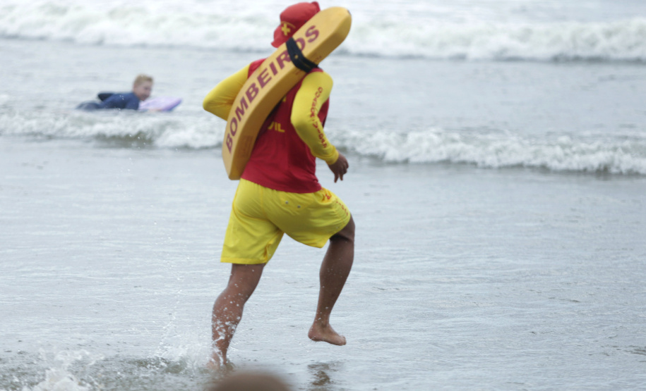 -Verão Maior Paraná: bombeiros resgatam mais de 900 pessoas em 40 dias no Litoral