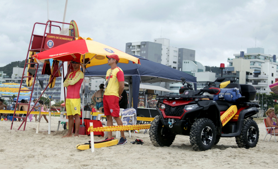 -Verão Maior Paraná: bombeiros resgatam mais de 900 pessoas em 40 dias no Litoral
