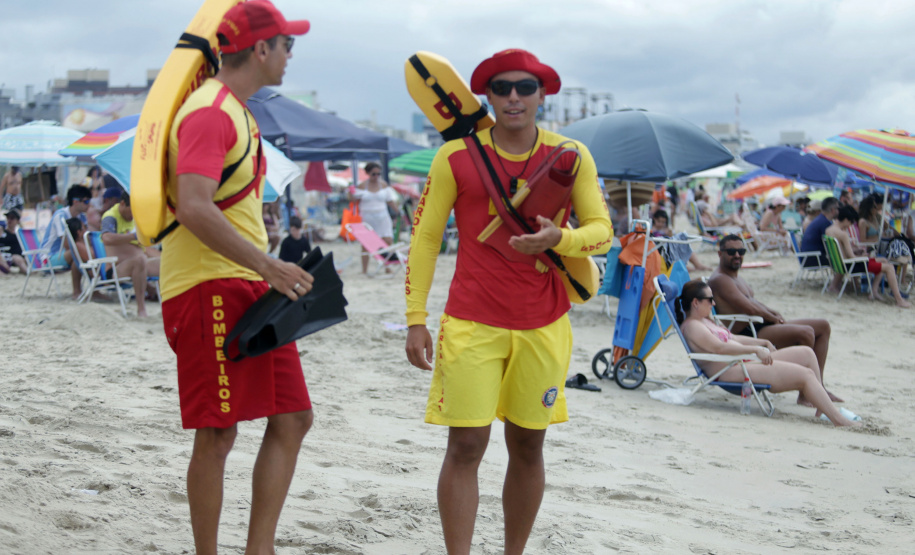 -Verão Maior Paraná: bombeiros resgatam mais de 900 pessoas em 40 dias no Litoral