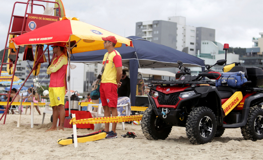 -Verão Maior Paraná: bombeiros resgatam mais de 900 pessoas em 40 dias no Litoral