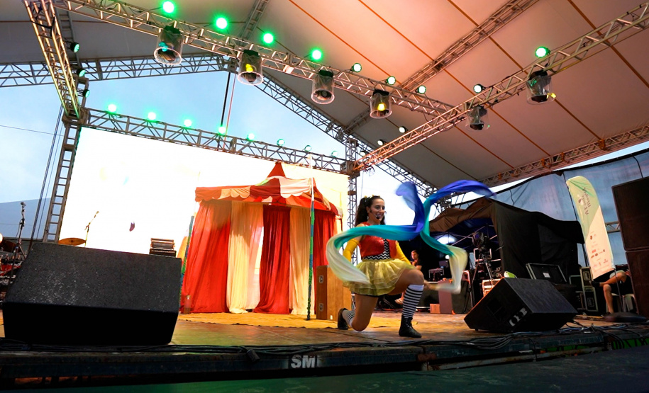 Espetáculo no Litoral mistura teatro e circo para conscientizar sobre importância da água