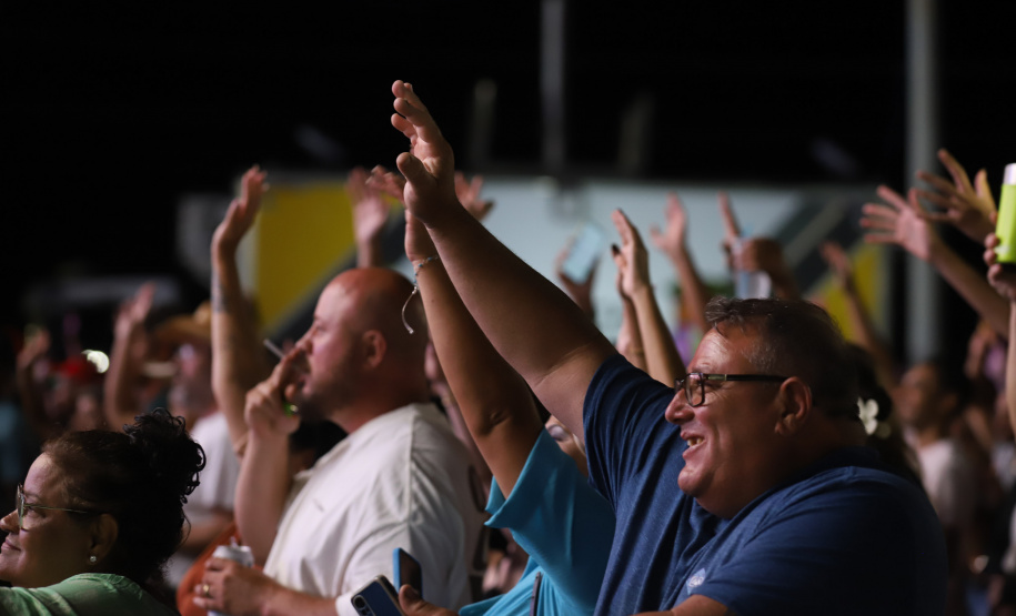 O cantor Loubet durante a apresentacao do seu show dentro da programacao do Verao Maior Parana, em Pontal do Parana