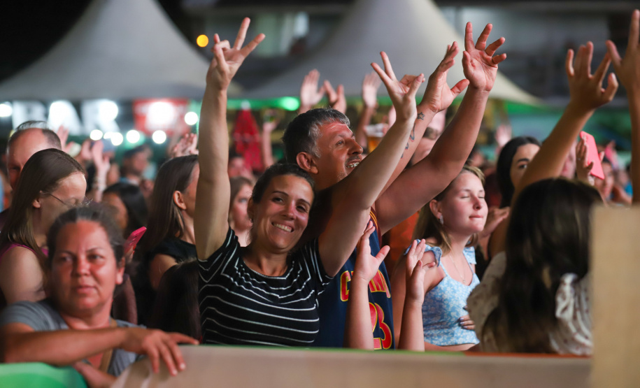 O cantor Loubet durante a apresentacao do seu show dentro da programacao do Verao Maior Parana, em Pontal do Parana