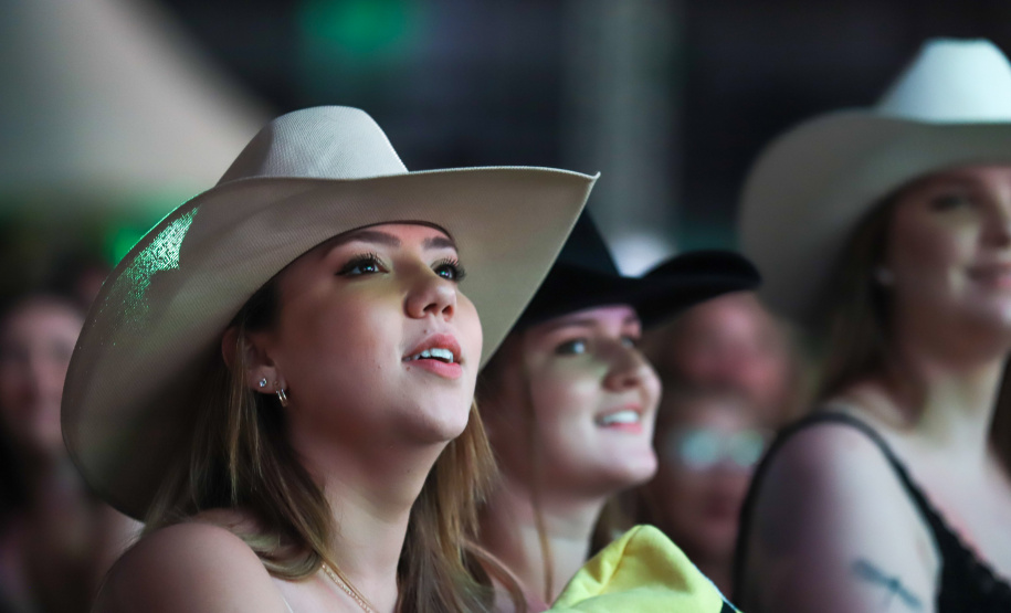 O cantor Loubet durante a apresentacao do seu show dentro da programacao do Verao Maior Parana, em Pontal do Parana