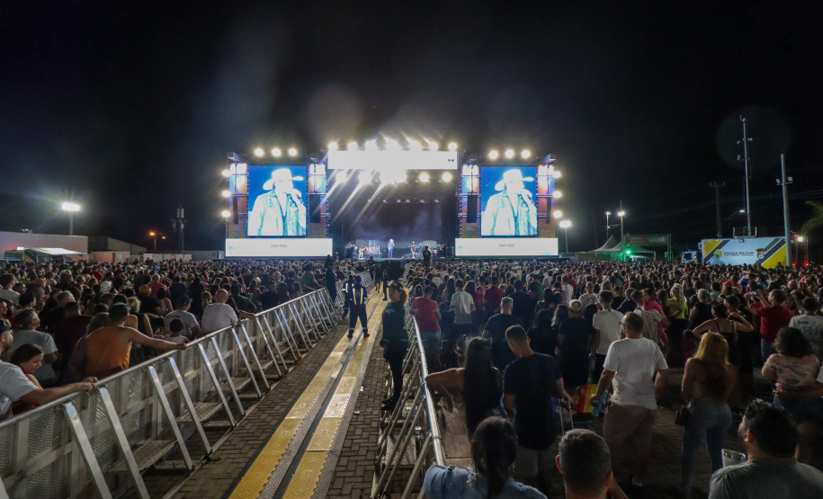 O cantor Loubet durante a apresentacao do seu show dentro da programacao do Verao Maior Parana, em Pontal do Parana
