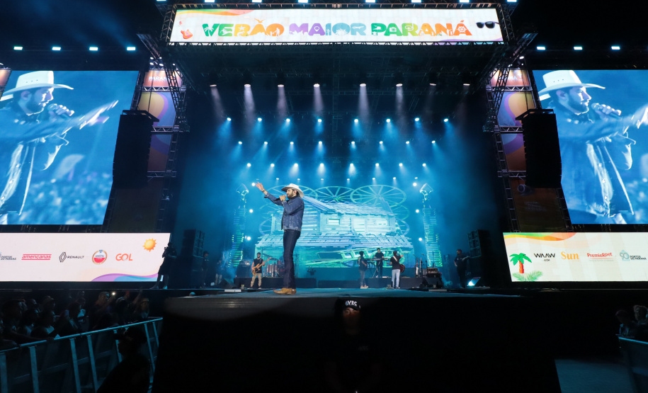 O cantor Loubet durante a apresentacao do seu show dentro da programacao do Verao Maior Parana, em Pontal do Parana