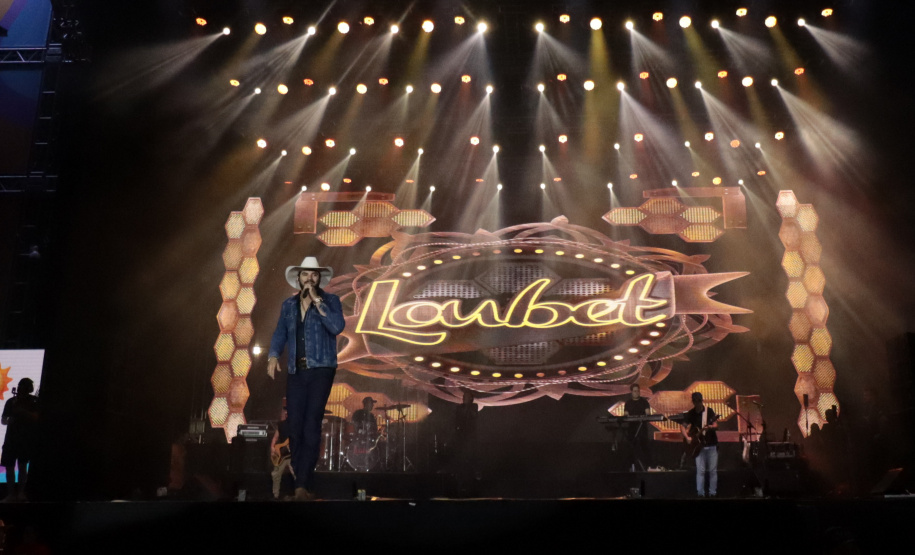 O cantor Loubet durante a apresentacao do seu show dentro da programacao do Verao Maior Parana, em Pontal do Parana