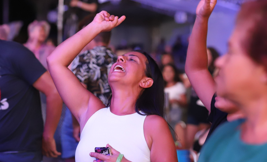 O cantor Loubet durante a apresentacao do seu show dentro da programacao do Verao Maior Parana, em Pontal do Parana