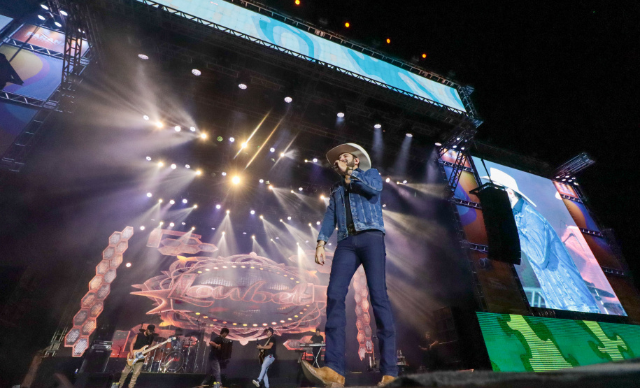 O cantor Loubet durante a apresentacao do seu show dentro da programacao do Verao Maior Parana, em Pontal do Parana