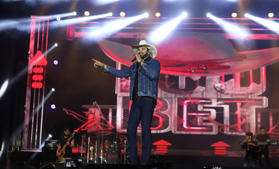 Sertanejo Loubet leva 19 mil pessoas à Arena Verão Maior de Pontal do Paraná