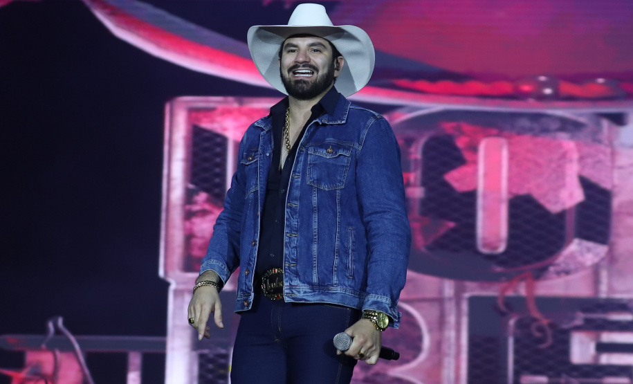 O cantor Loubet durante a apresentacao do seu show dentro da programacao do Verao Maior Parana, em Pontal do Parana