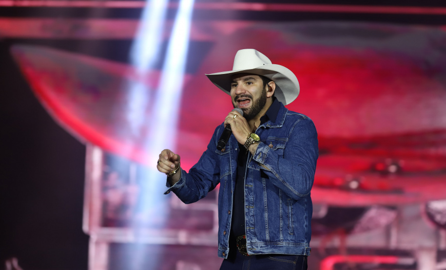 O cantor Loubet durante a apresentacao do seu show dentro da programacao do Verao Maior Parana, em Pontal do Parana
