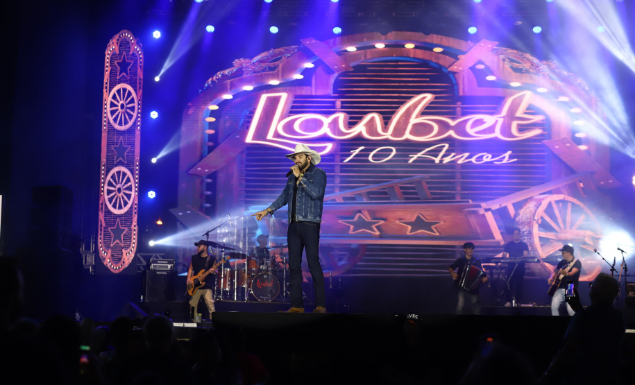 O cantor Loubet durante a apresentacao do seu show dentro da programacao do Verao Maior Parana, em Pontal do Parana
