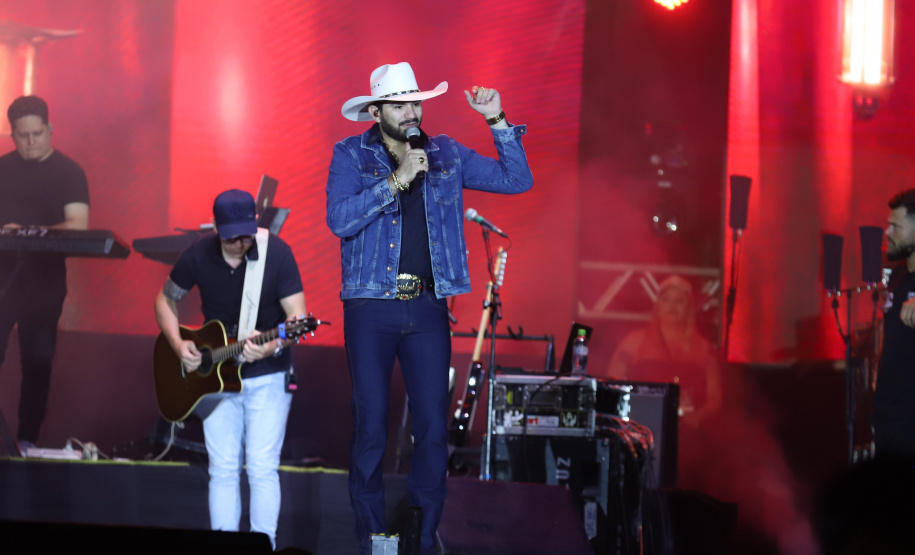 O cantor Loubet durante a apresentacao do seu show dentro da programacao do Verao Maior Parana, em Pontal do Parana