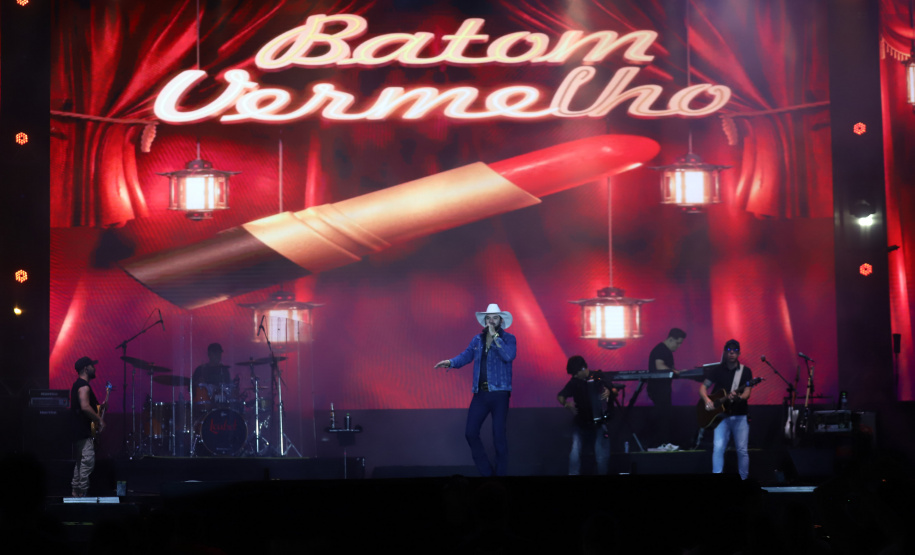 O cantor Loubet durante a apresentacao do seu show dentro da programacao do Verao Maior Parana, em Pontal do Parana