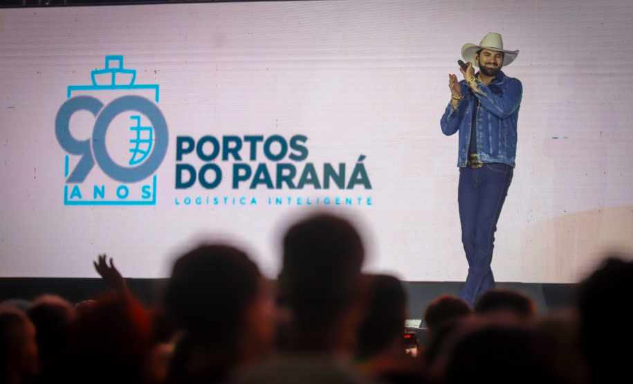 O cantor Loubet durante a apresentacao do seu show dentro da programacao do Verao Maior Parana, em Pontal do Parana