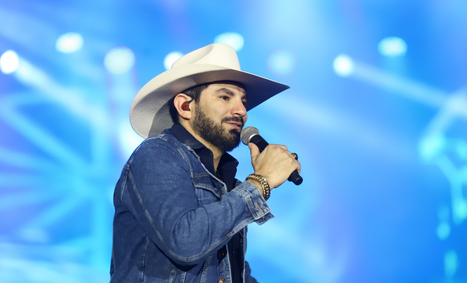O cantor Loubet durante a apresentacao do seu show dentro da programacao do Verao Maior Parana, em Pontal do Parana