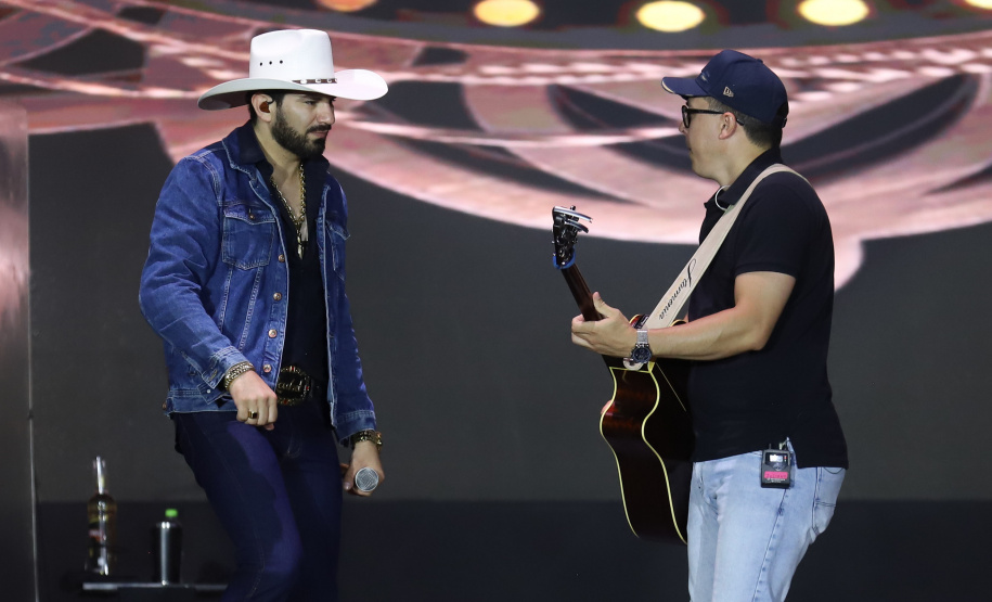 O cantor Loubet durante a apresentacao do seu show dentro da programacao do Verao Maior Parana, em Pontal do Parana