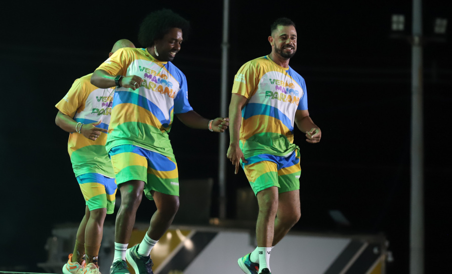 O cantor Loubet durante a apresentacao do seu show dentro da programacao do Verao Maior Parana, em Pontal do Parana