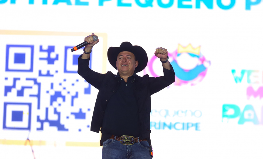 O cantor Loubet durante a apresentacao do seu show dentro da programacao do Verao Maior Parana, em Pontal do Parana