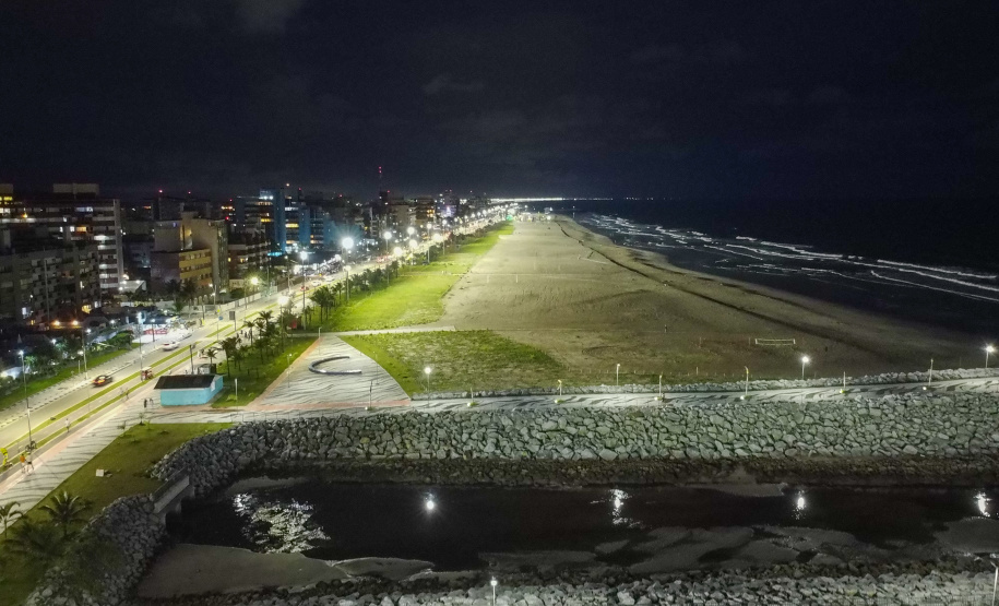 Superpostes fazem a iluminação pública da nova orla de Matinhos. Foto: Geraldo Bubniak/AEN