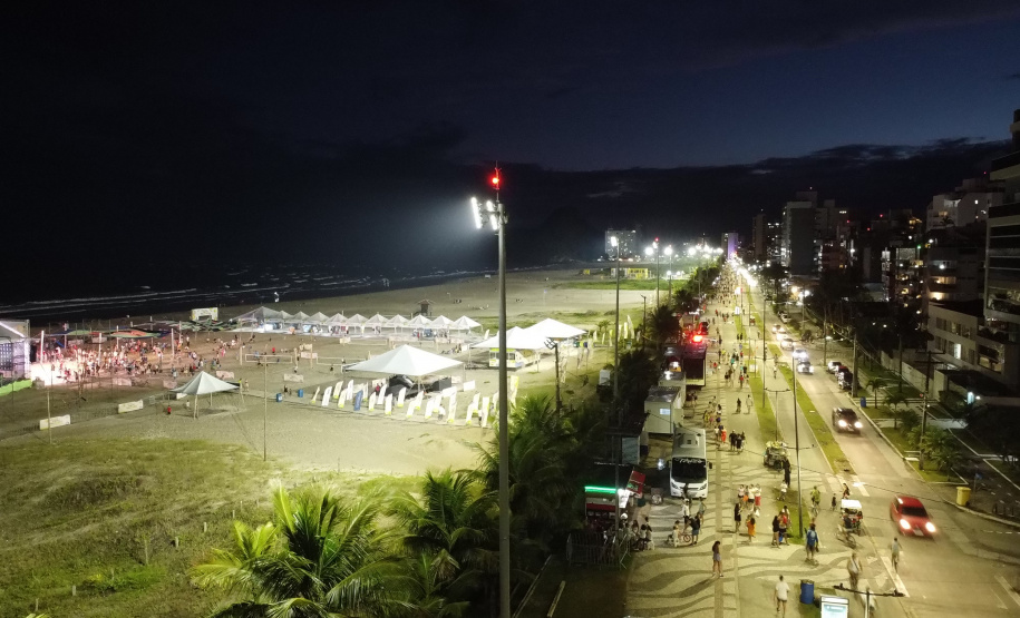 Superpostes fazem a iluminação pública da nova orla de Matinhos. Foto: Geraldo Bubniak/AEN