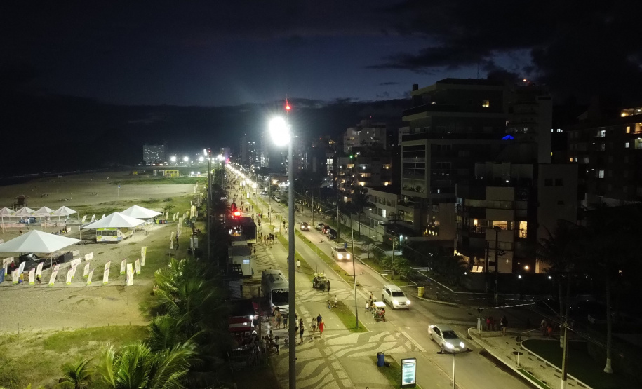 Superpostes fazem a iluminação pública da nova orla de Matinhos. Foto: Geraldo Bubniak/AEN