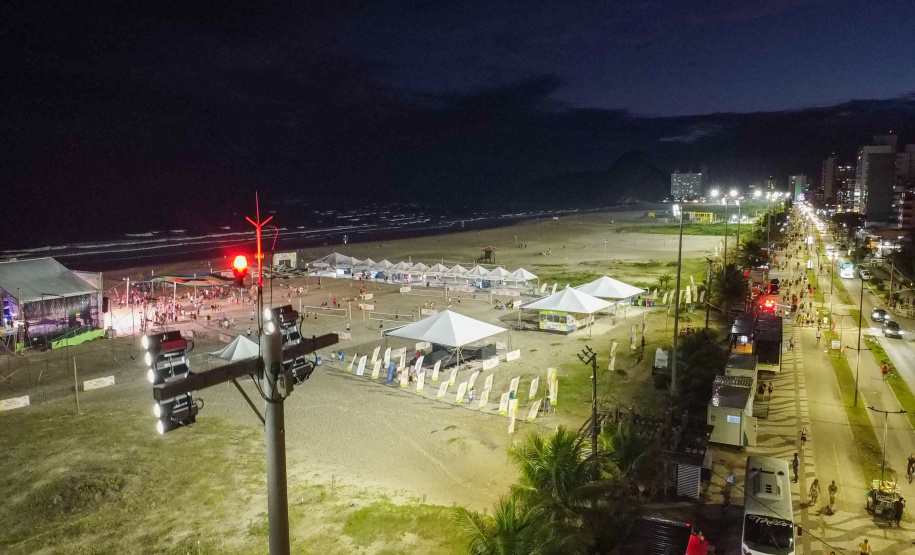 Superpostes fazem a iluminação pública da nova orla de Matinhos. Foto: Geraldo Bubniak/AEN