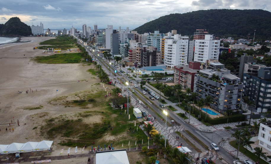 Superpostes fazem a iluminação pública da nova orla de Matinhos. Foto: Geraldo Bubniak/AEN