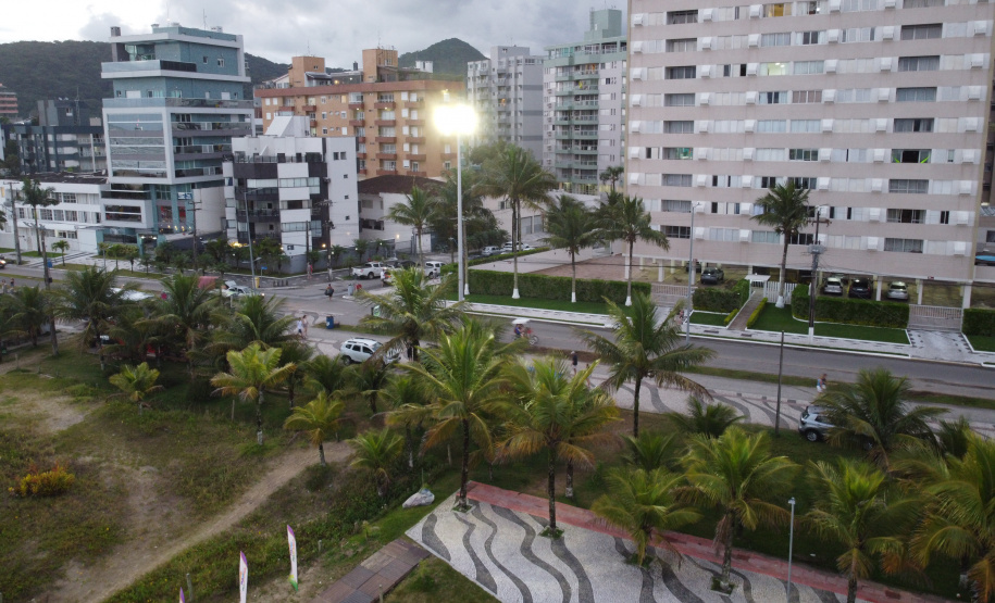 Superpostes fazem a iluminação pública da nova orla de Matinhos. Foto: Geraldo Bubniak/AEN