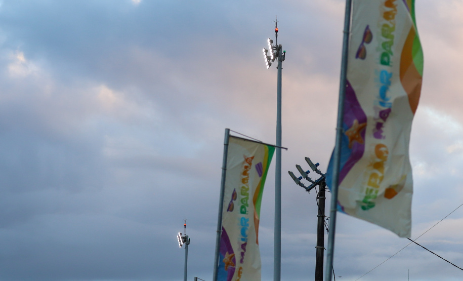 Superpostes fazem a iluminação pública da nova orla de Matinhos. Foto: Geraldo Bubniak/AEN