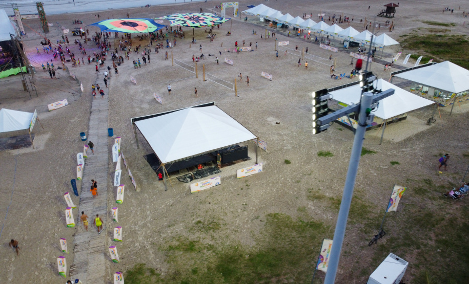 Superpostes fazem a iluminação pública da nova orla de Matinhos. Foto: Geraldo Bubniak/AEN