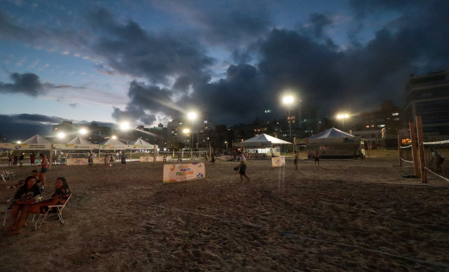 Superpostes fazem a iluminação pública da nova orla de Matinhos. Foto: Geraldo Bubniak/AEN