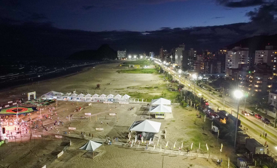 Superpostes fazem a iluminação pública da nova orla de Matinhos. Foto: Geraldo Bubniak/AEN