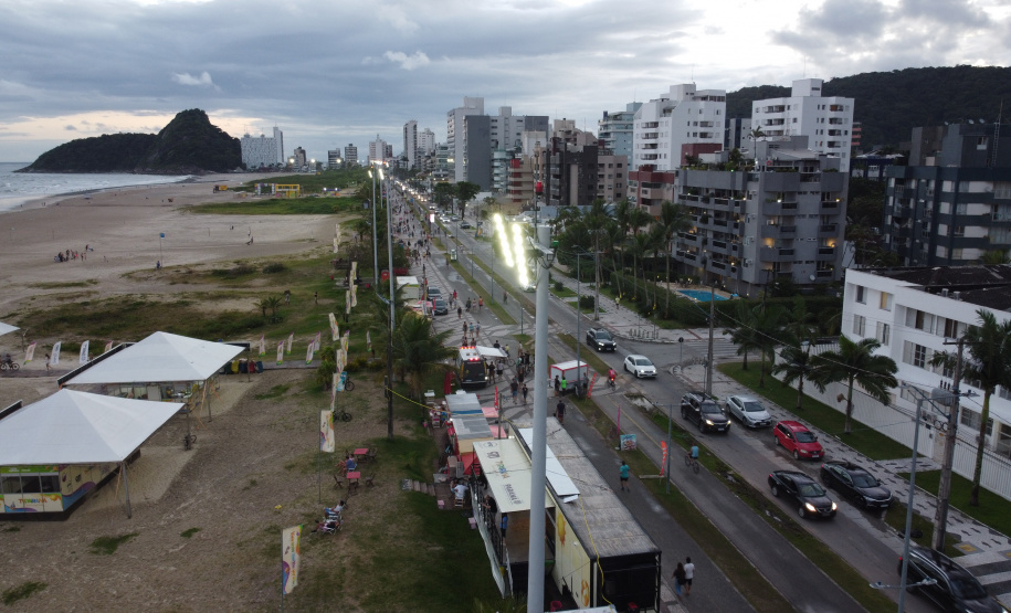 Superpostes fazem a iluminação pública da nova orla de Matinhos. Foto: Geraldo Bubniak/AEN