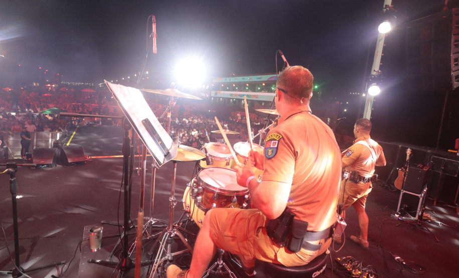 Banda da PMPR estreia no palco principal e anima público em Matinhos Foto: Geraldo Bubniak/AEN