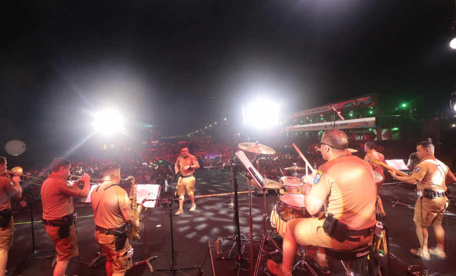 Banda da PMPR estreia no palco principal e anima público em Matinhos Foto: Geraldo Bubniak/AEN