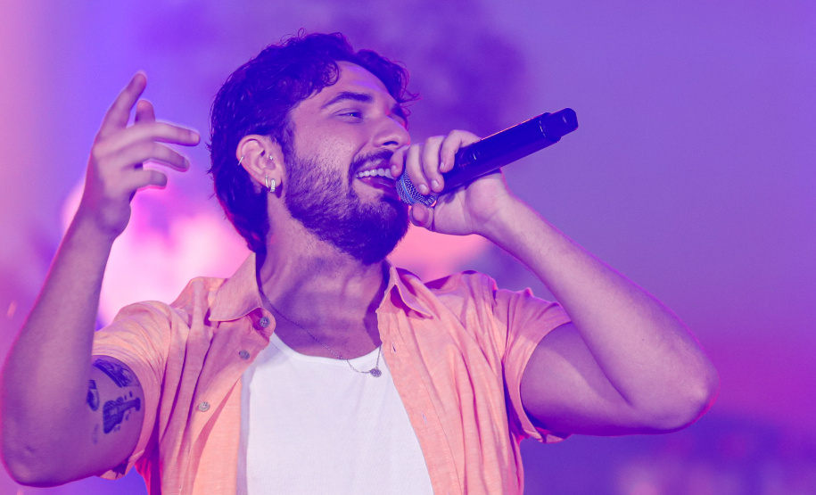 O cantor Gustavo Mioto durante a apresentacao do seu show dentro da programacao do Verao Maior Parana, em Matinhos