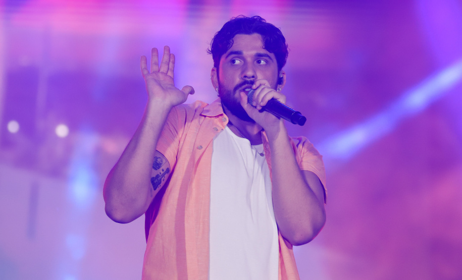 O cantor Gustavo Mioto durante a apresentacao do seu show dentro da programacao do Verao Maior Parana, em Matinhos