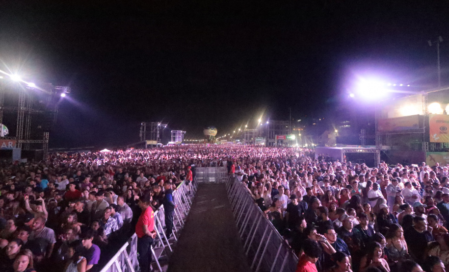 O cantor Gustavo Mioto durante a apresentacao do seu show dentro da programacao do Verao Maior Parana, em Matinhos