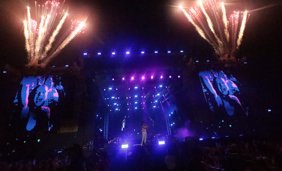 O cantor Gustavo Mioto durante a apresentacao do seu show dentro da programacao do Verao Maior Parana, em Matinhos