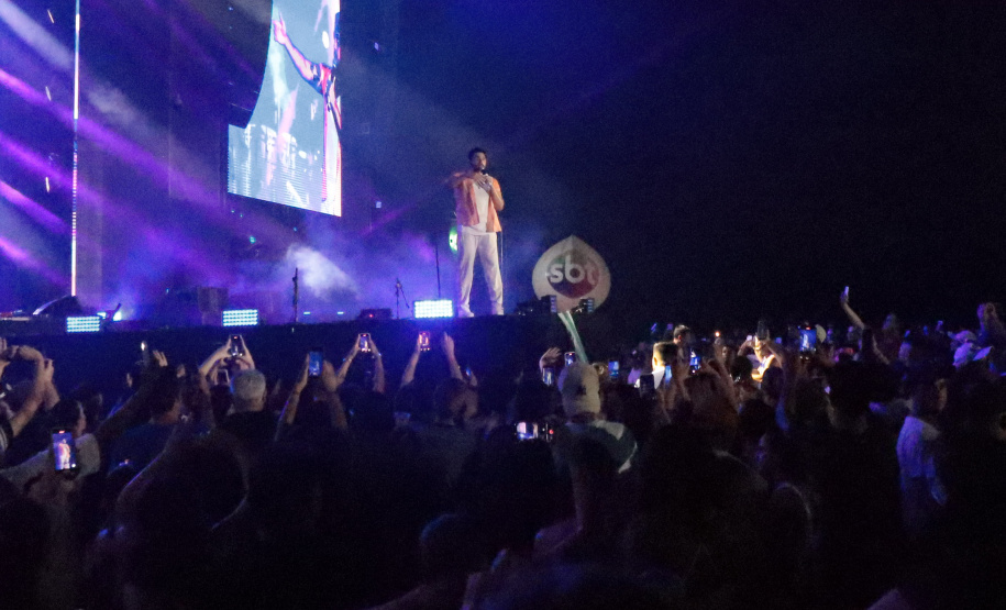 O cantor Gustavo Mioto durante a apresentacao do seu show dentro da programacao do Verao Maior Parana, em Matinhos